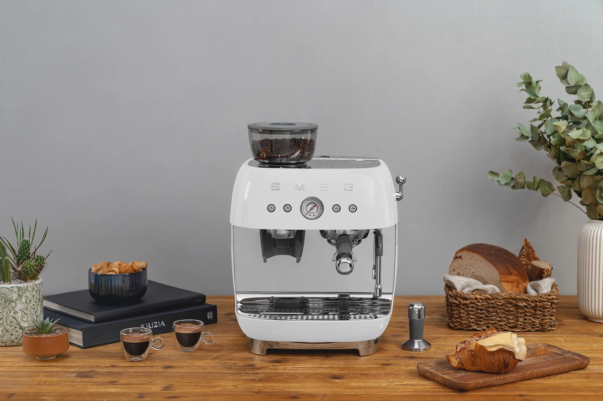kolbowy-ekspres-do-kawy-z-mlynkiem-smeg-bialy-kuchnia-blat.jpg