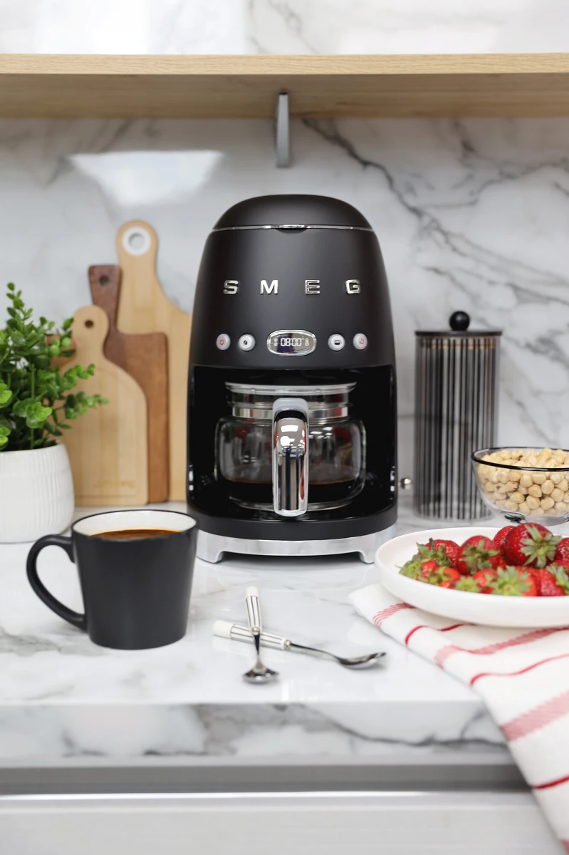 ekspres-do-kawy-przelewowy-smeg-czarny-mat-kawa.jpg