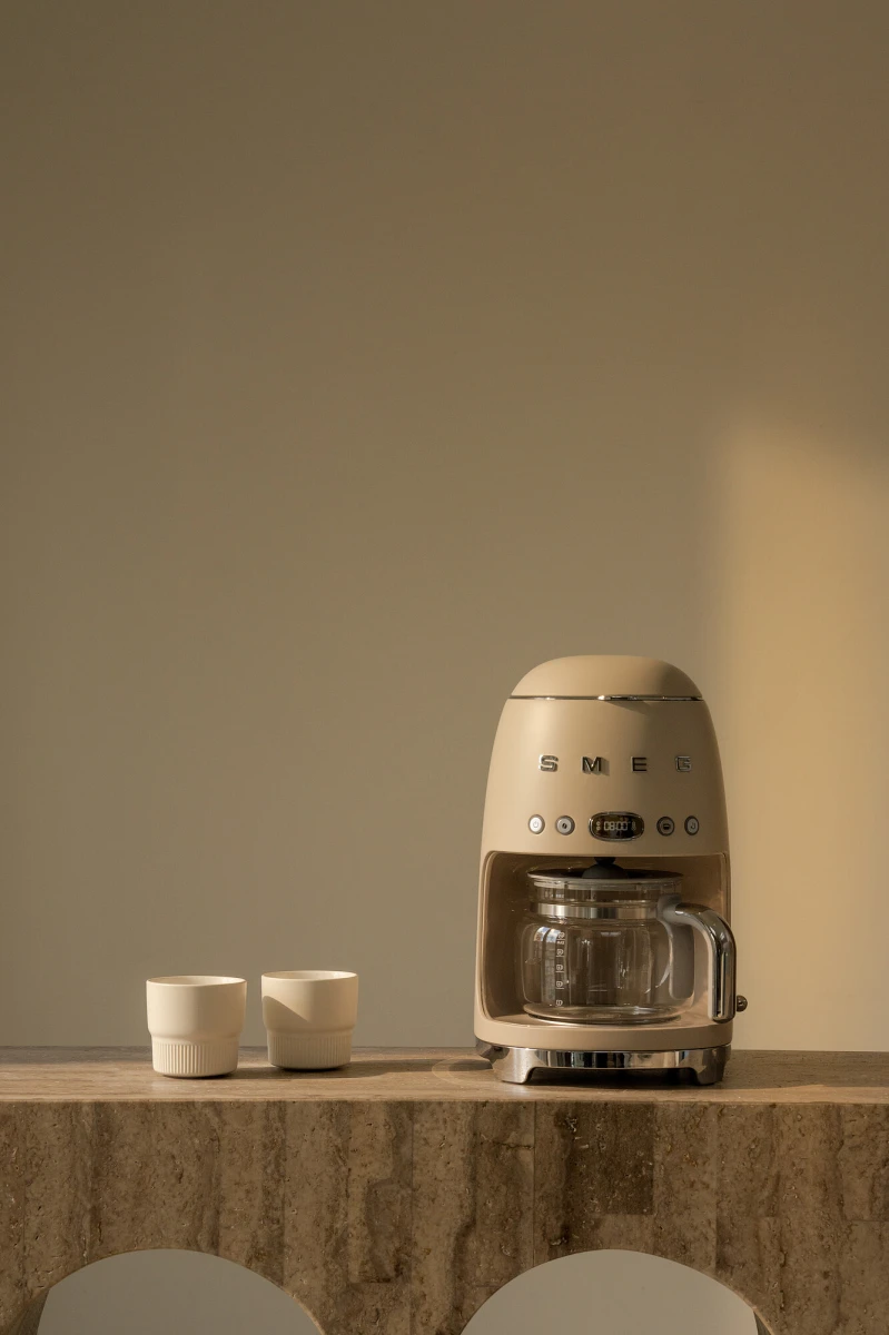 ekspres-do-kawy-przelewowy-smeg-bezowy-kawa.jpg