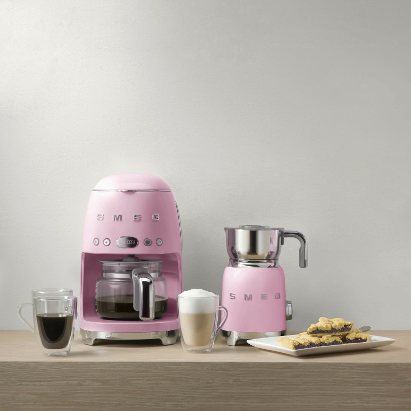ekspres-do-kawy-przelewowy-smeg-pastelowy-roz-kawa-smeg.jpg
