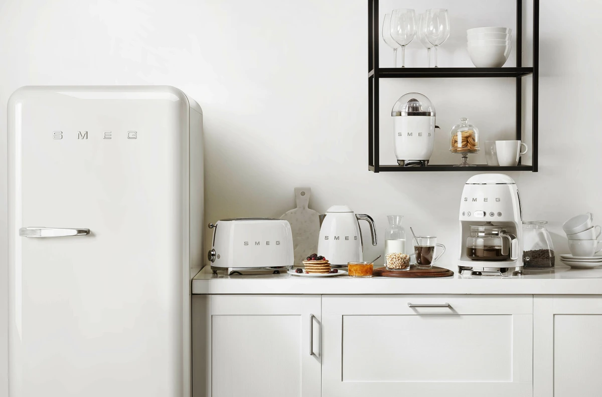 ekspres-do-kawy-przelewowy-smeg-bialy-zestaw-smeg.jpg
