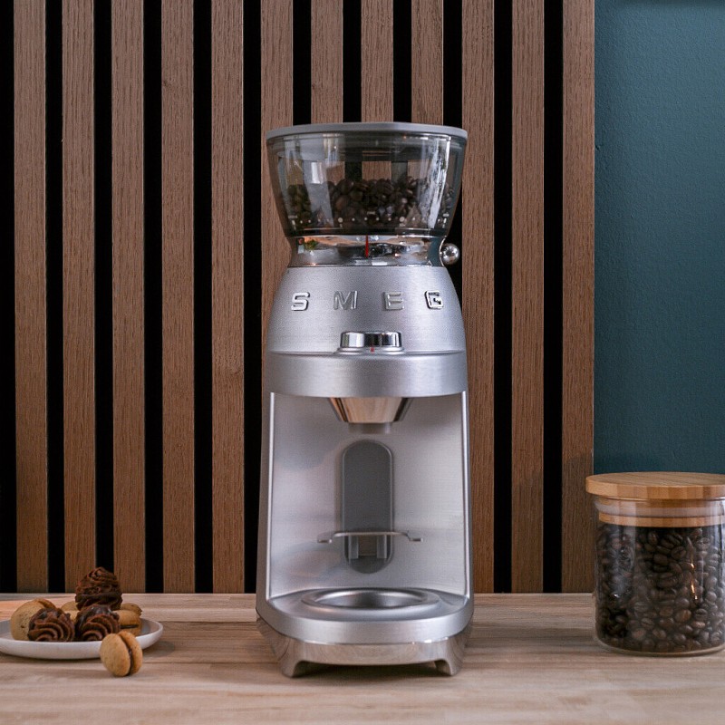 mlynek-do-kawy-minipro-smeg-aluminium-kuchnia-blat.jpg