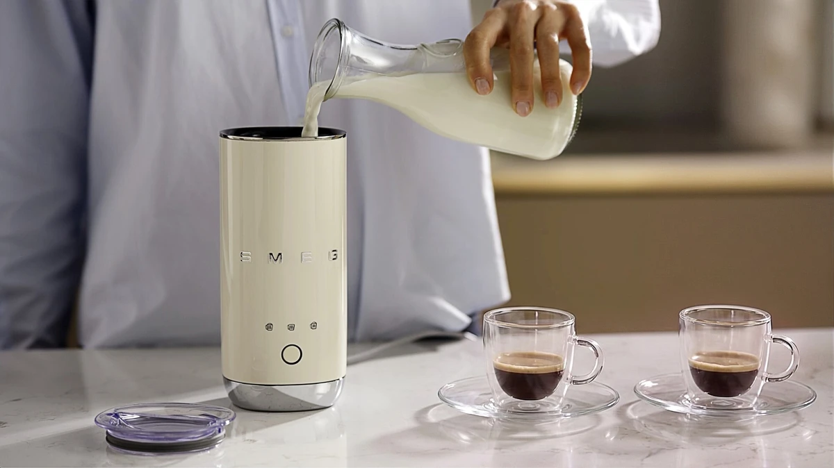 spieniacz-do-mleka-smeg-kremowy-mleko.jpg