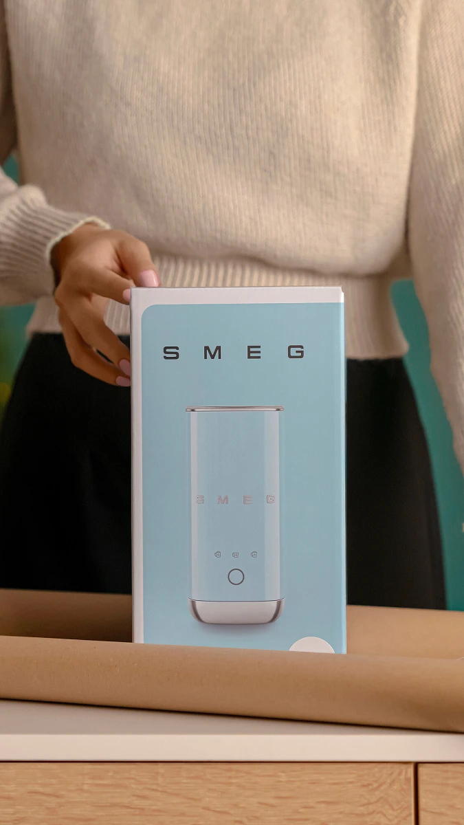 spieniacz-do-mleka-smeg-niebieski-box.jpg
