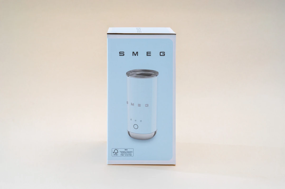 spieniacz-do-mleka-smeg-niebieski-pudelko.jpg