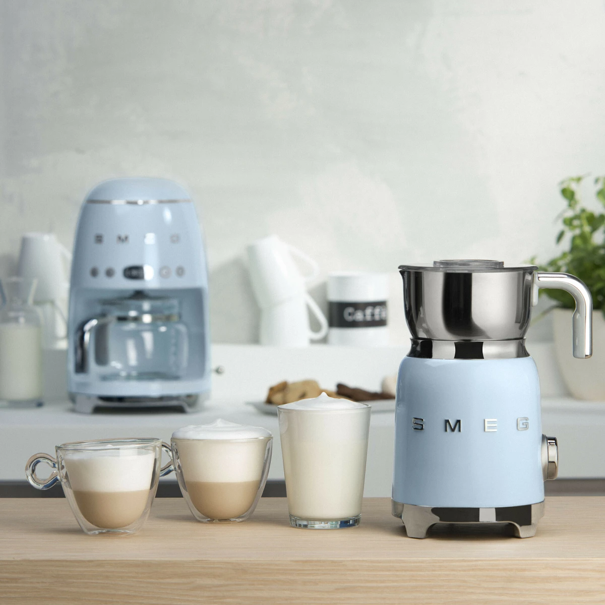 spieniacz-do-mleka-z-raczka-smeg-niebieski-kuchnia-smeg.jpg