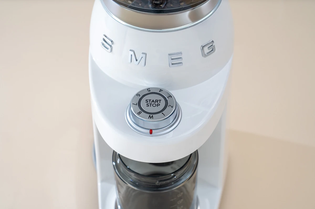 mlynek-do-kawy-smeg-bialy-mielenie.jpg