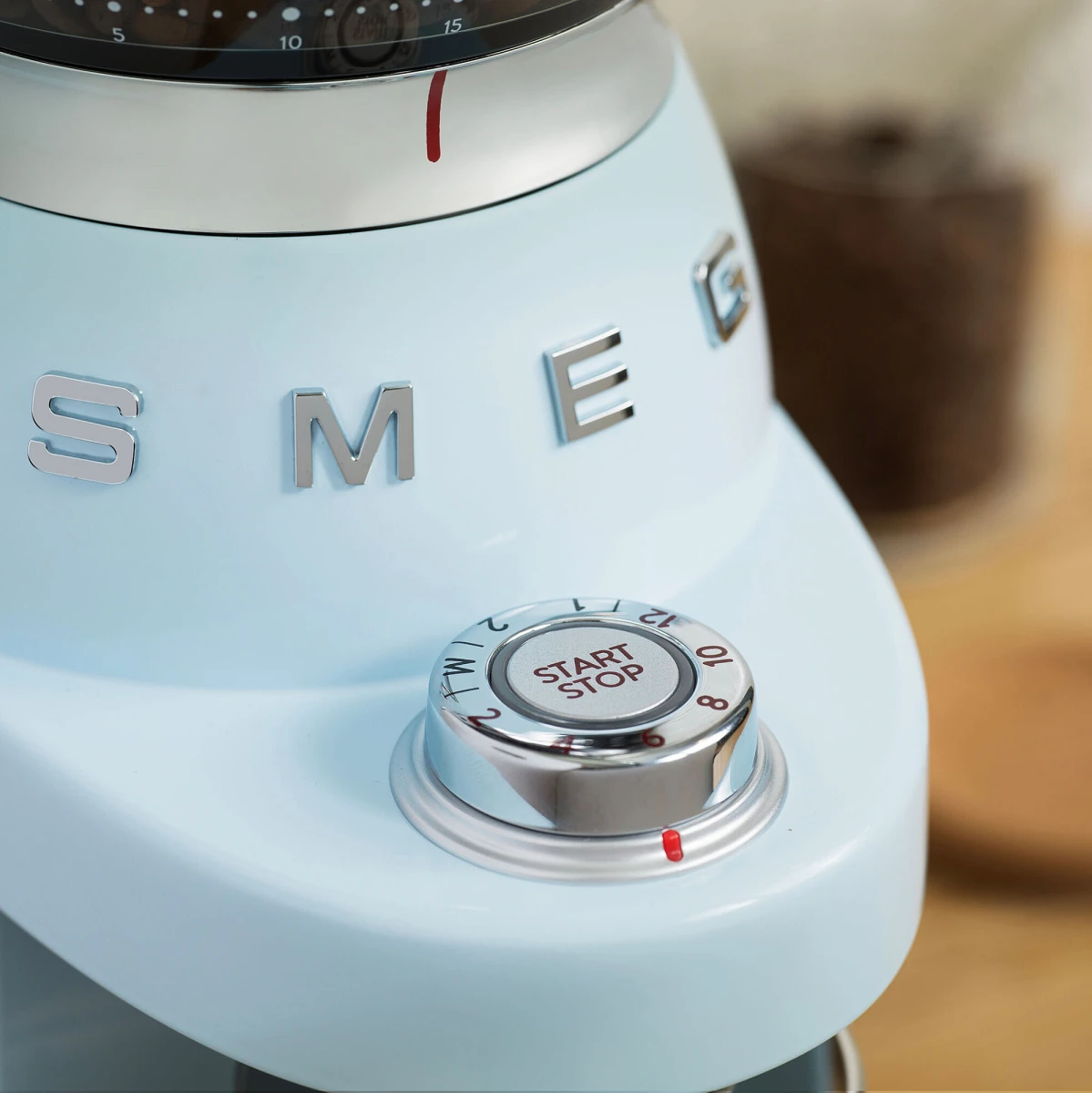 mlynek-do-kawy-smeg-niebieski-mielenie.jpg