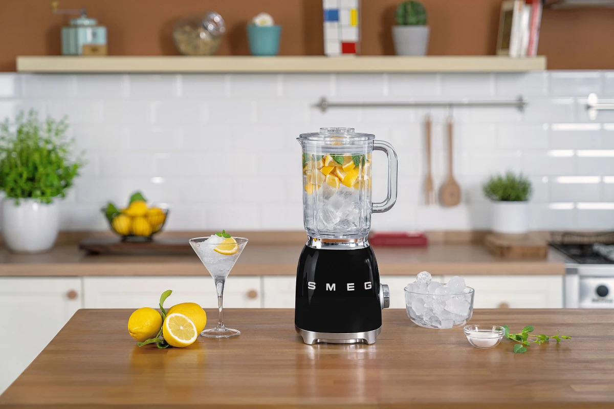 blender-kielichowy-smeg-czarny-kuchnia.jpg