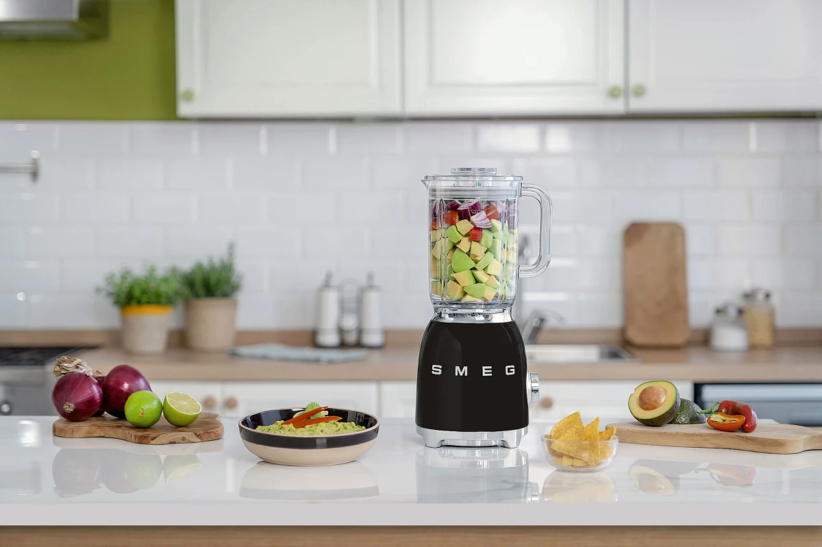 blender-kielichowy-smeg-czarny-kuchnia-blat.jpg