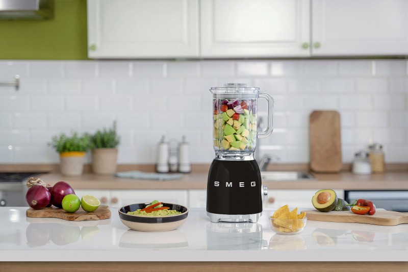 blender-kielichowy-smeg-czarny-kuchnia-blat.jpg