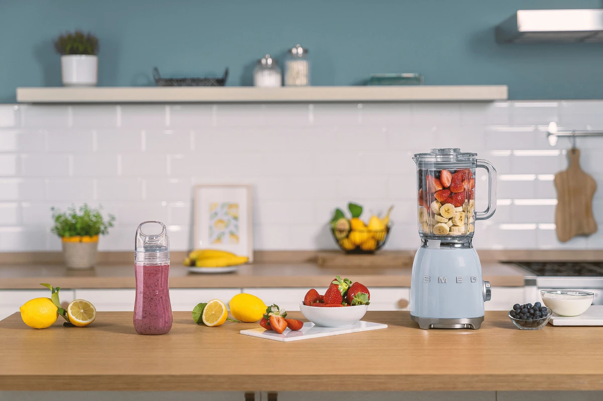 blender-kielichowy-smeg-niebieski-kuchnia-blat.jpg