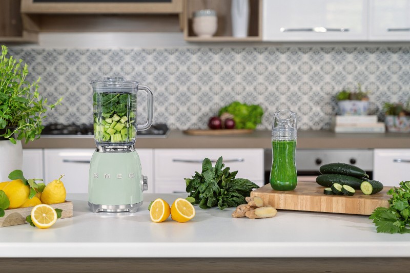 blender-kielichowy-smeg-pastelowa-zielen-kuchnia-blat.jpg