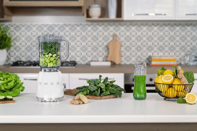 blender-kielichowy-smeg-bialy-kuchnia-blat.jpg