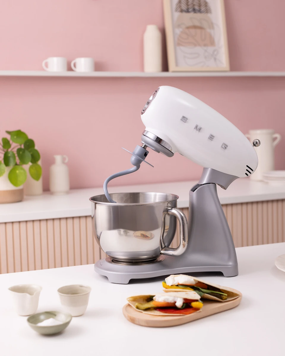 mikser-planetarny-smeg-srebrny-bialy-kuchnia-blat.jpg