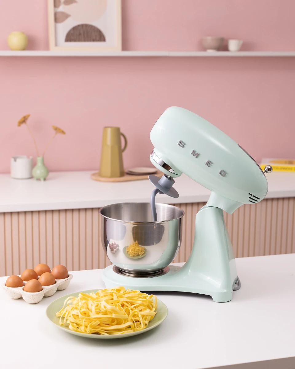 mikser-planetarny-smeg-pastelowa-zielen-kuchnia-makaron.jpg