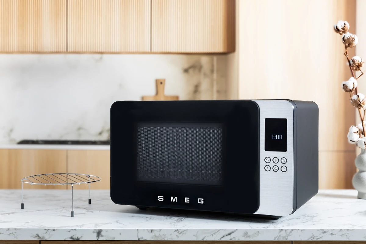 kuchenka-mikrofalowa-grill-smeg-czarny-kuchnia.jpg