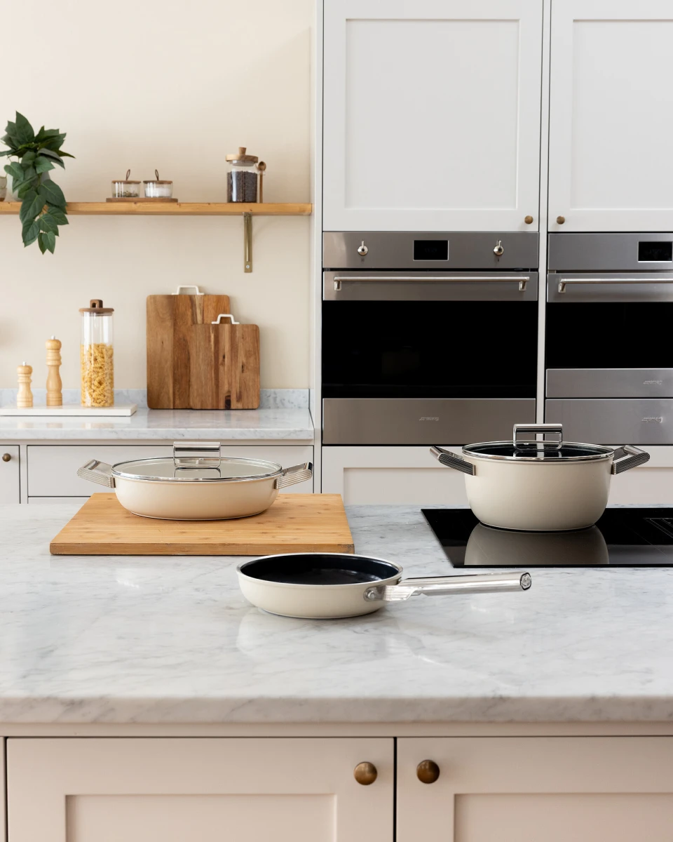 garnek-24-cm-smeg-kremowy-plyta-kuchnia.jpg