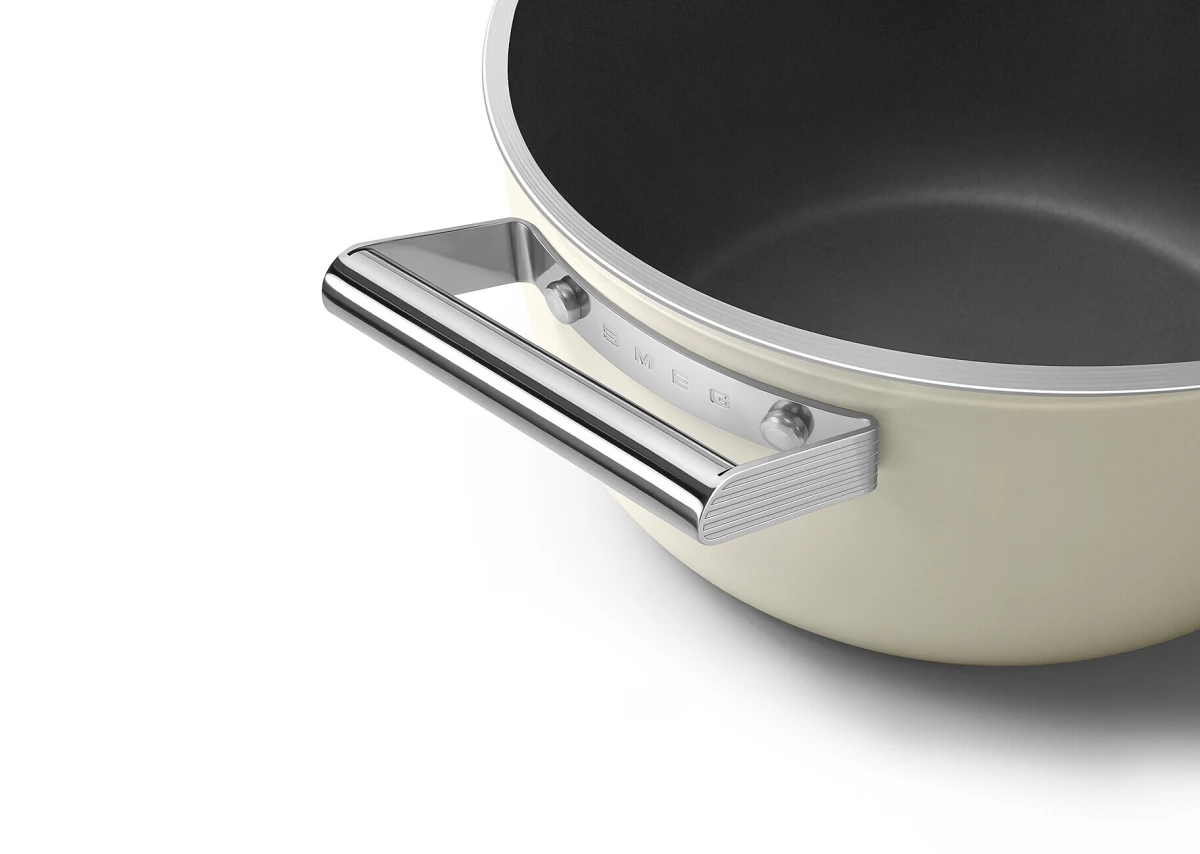 garnek-24-cm-smeg-kremowy-uchwyt.jpg