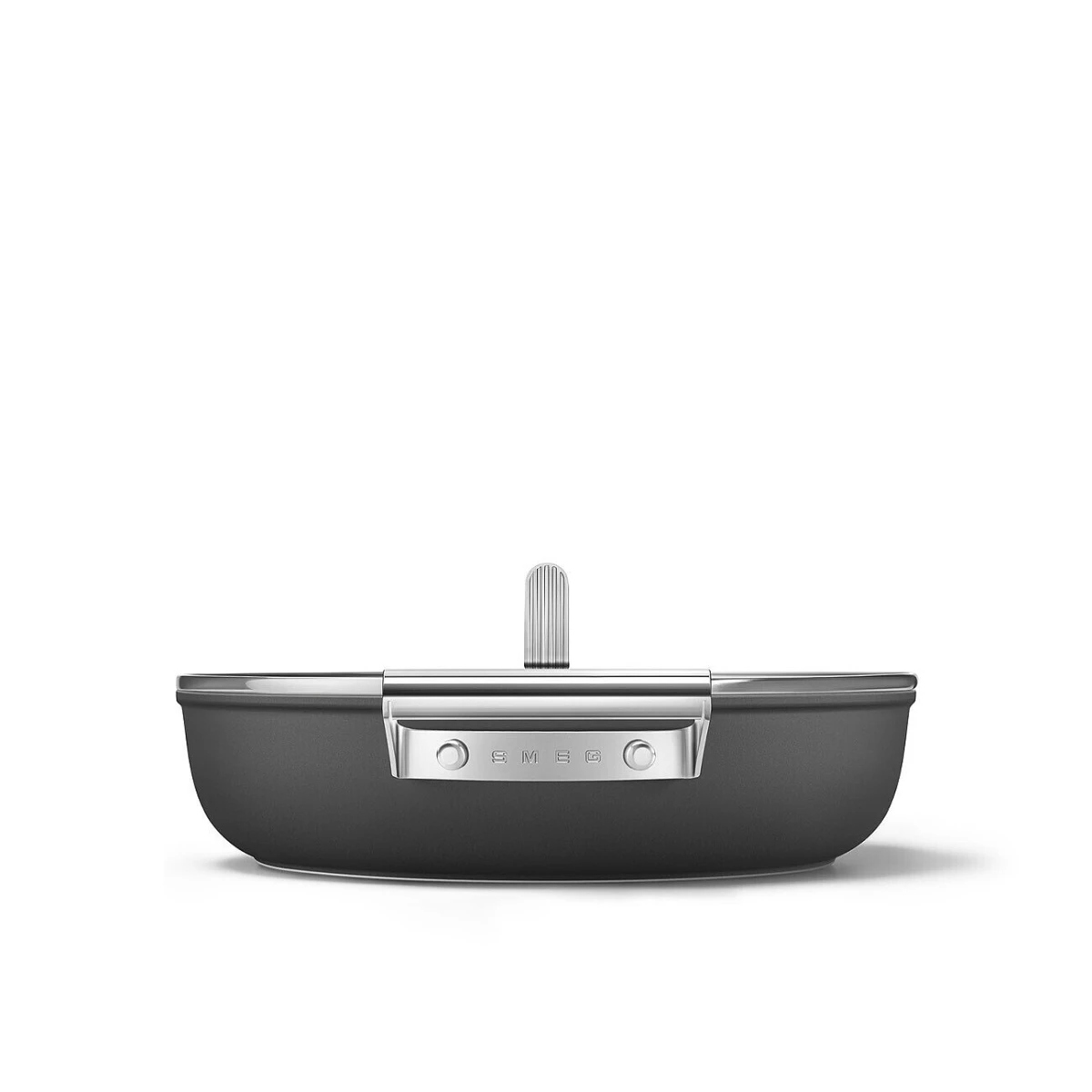 patelnia-gleboka-28-cm-smeg-czarny-bok-uchwyt.jpg