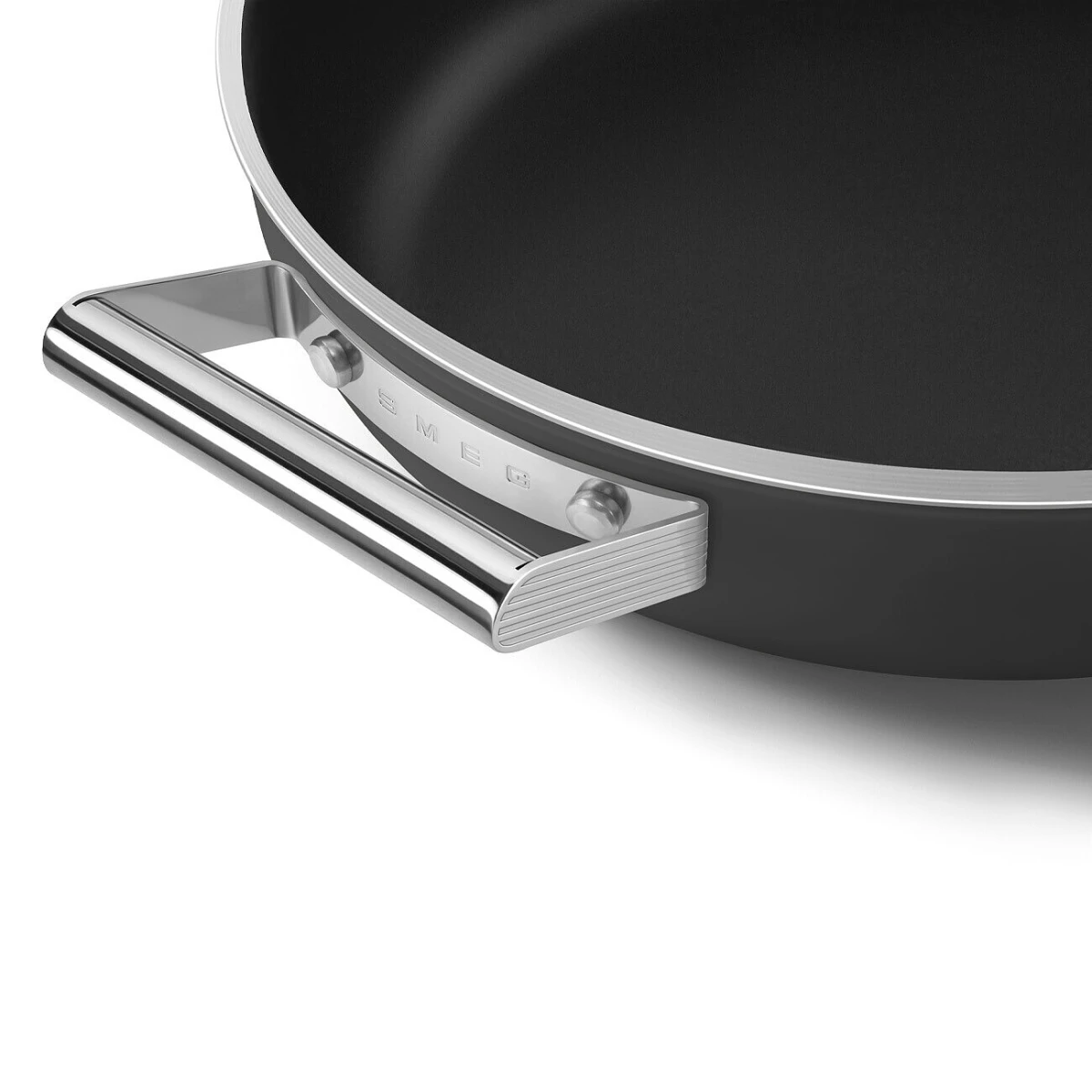 patelnia-gleboka-28-cm-smeg-czarny-uchwyt.jpg