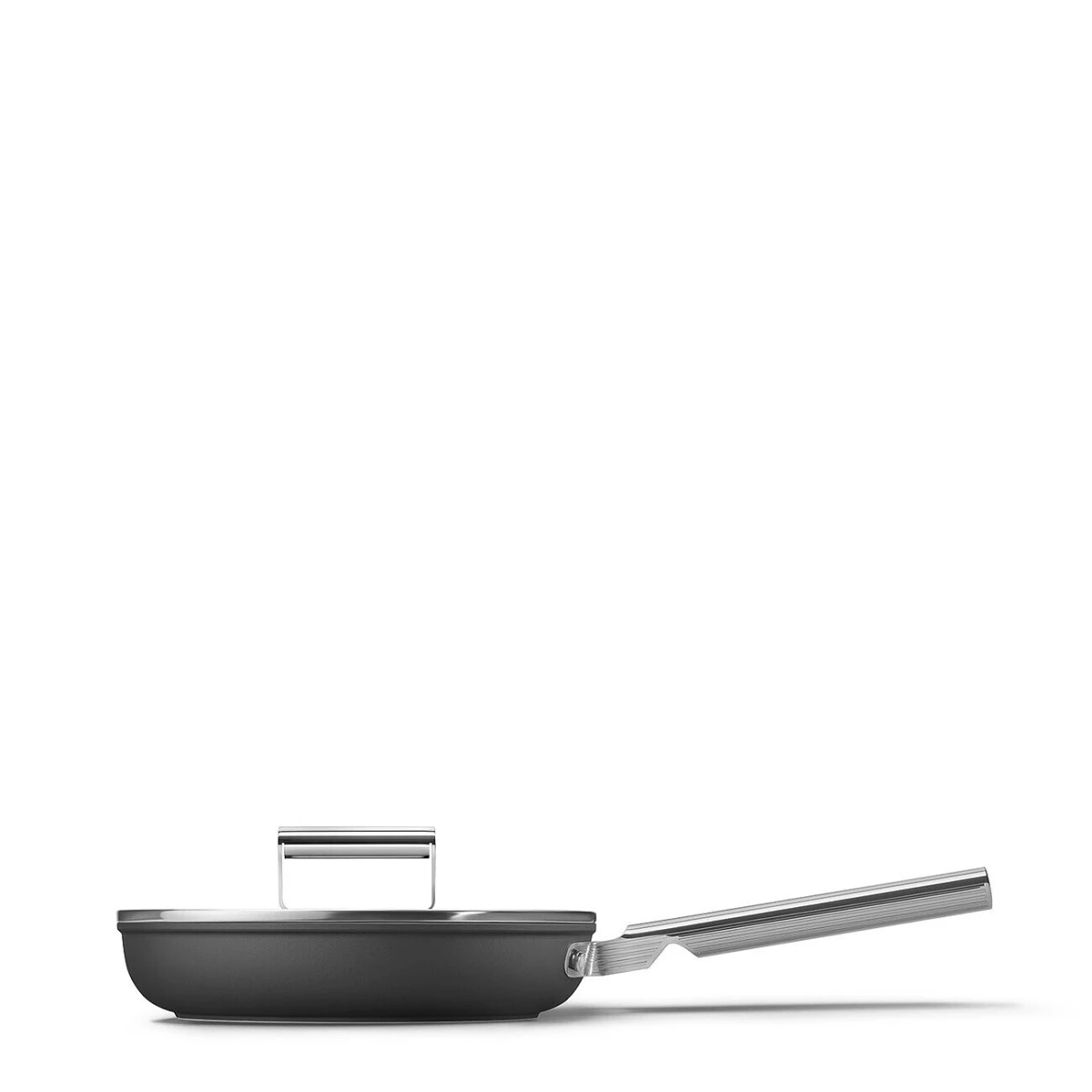 patelnia-20-cm-smeg-czarny-raczka-pokrywka.jpg