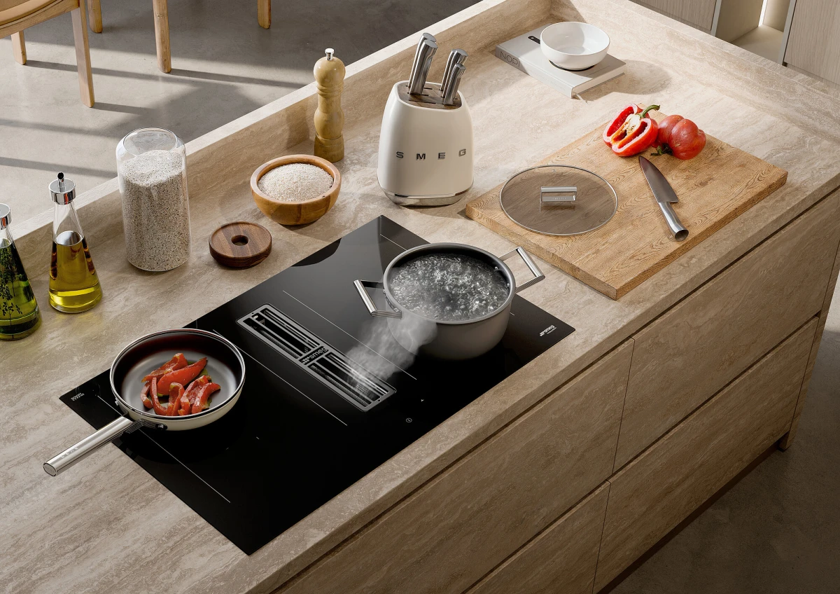 patelnia-20-cm-smeg-kremowy-plyta-smazenie.jpg