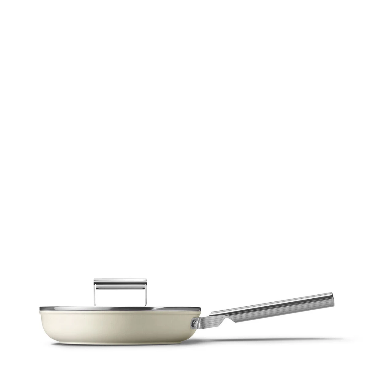 patelnia-20-cm-smeg-kremowy-raczka-pokrywka.jpg