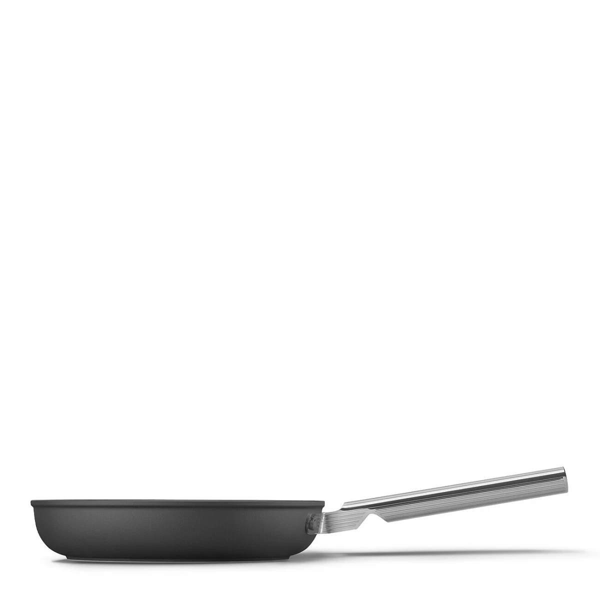 patelnia-24-cm-smeg-czarny-bok.jpg