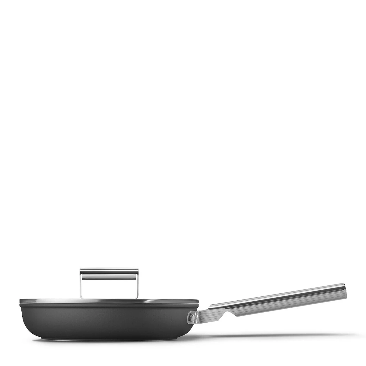 patelnia-24-cm-smeg-czarny-uchwyt-raczka.jpg