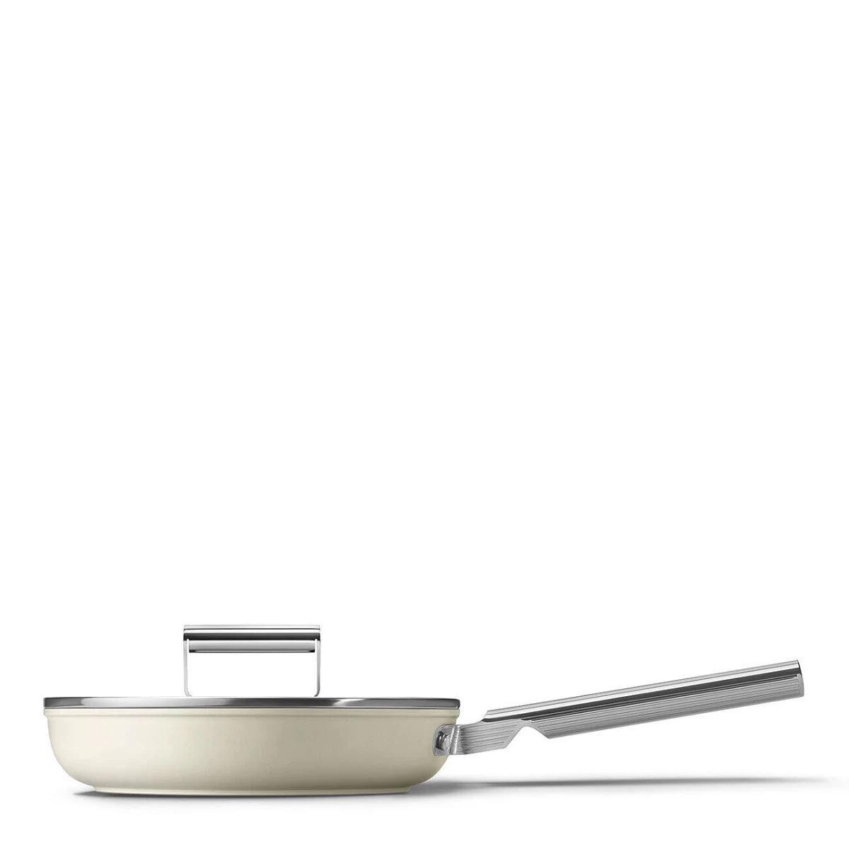 patelnia-24-cm-smeg-kremowy-raczka-pokrywka.jpg