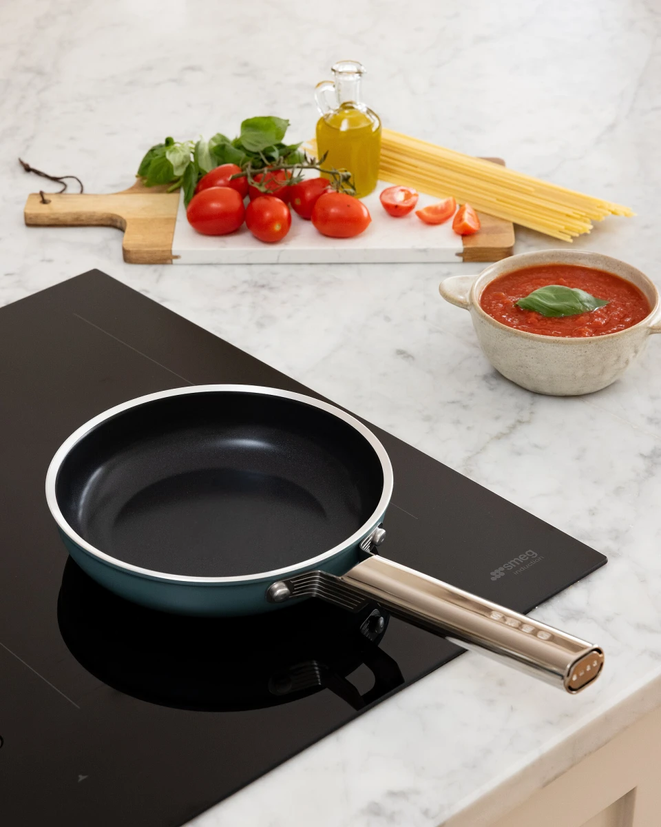 patelnia-24-cm-smeg-zielony-plyta-smazenie.jpg