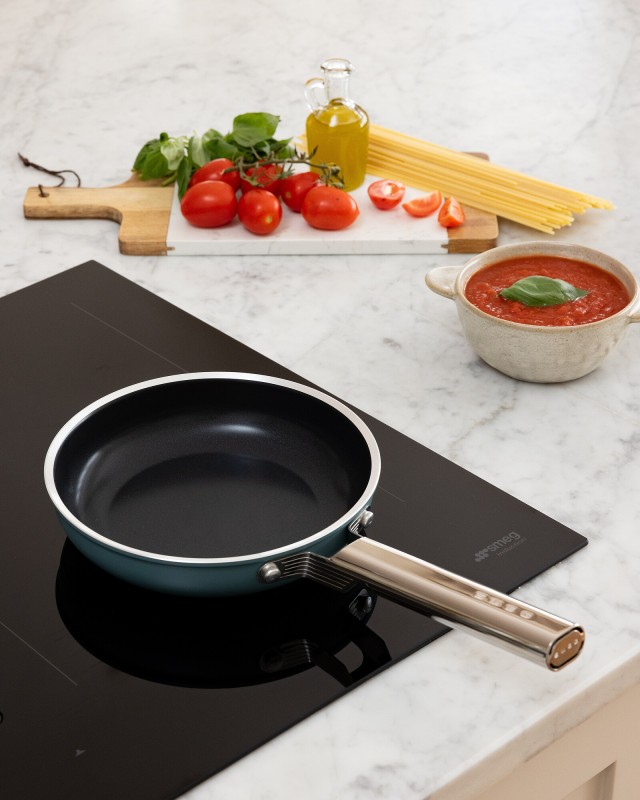 patelnia-24-cm-smeg-zielony-plyta-smazenie.jpg