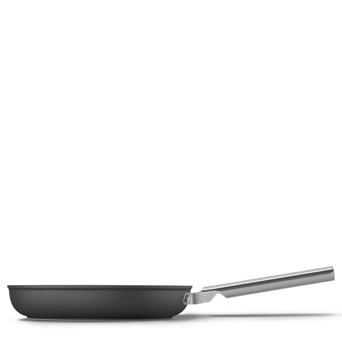 patelnia-28-cm-smeg-czarny-bok.jpg