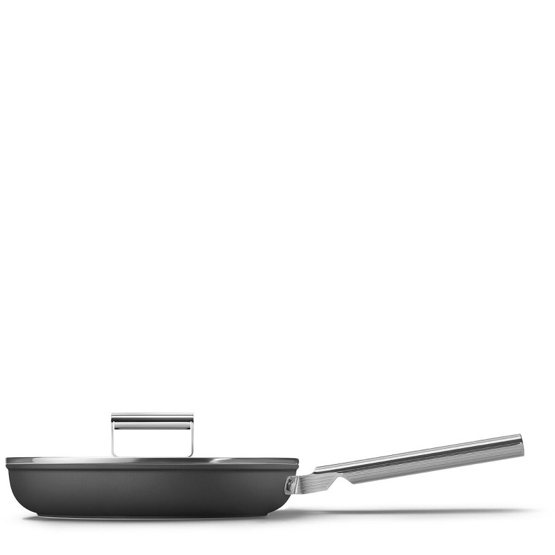patelnia-28-cm-smeg-czarny-raczka-pokrywka.jpg