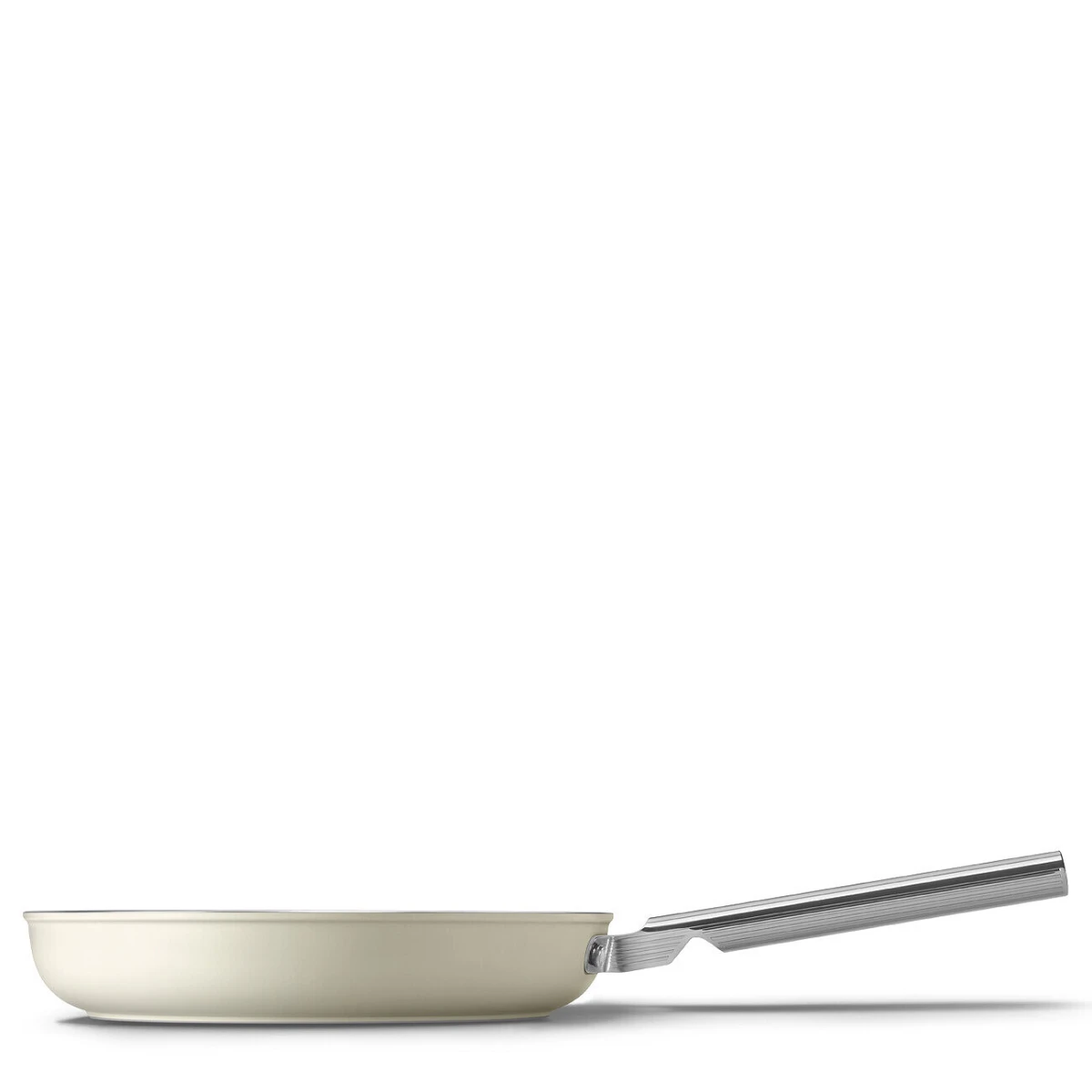 patelnia-28-cm-smeg-kremowy-bok.jpg