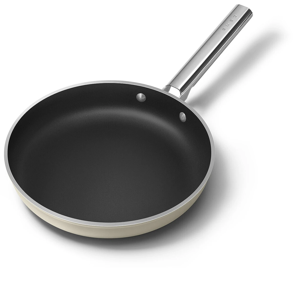 patelnia-28-cm-smeg-kremowy-srodek.jpg