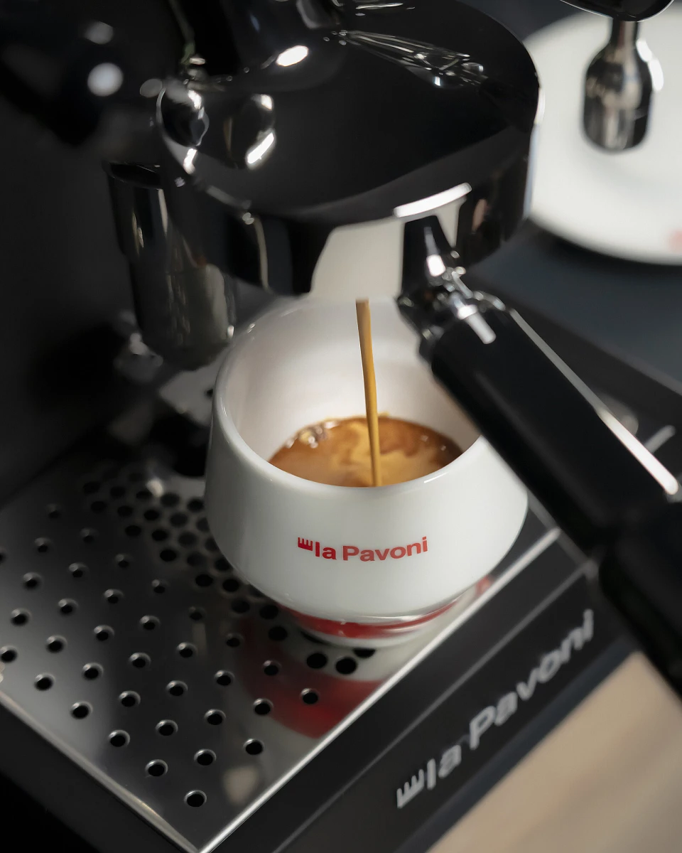 polprofesjonalny-ekspres-do-kawy-la-pavoni-mini-cellini-x-czarny-kawa.jpg