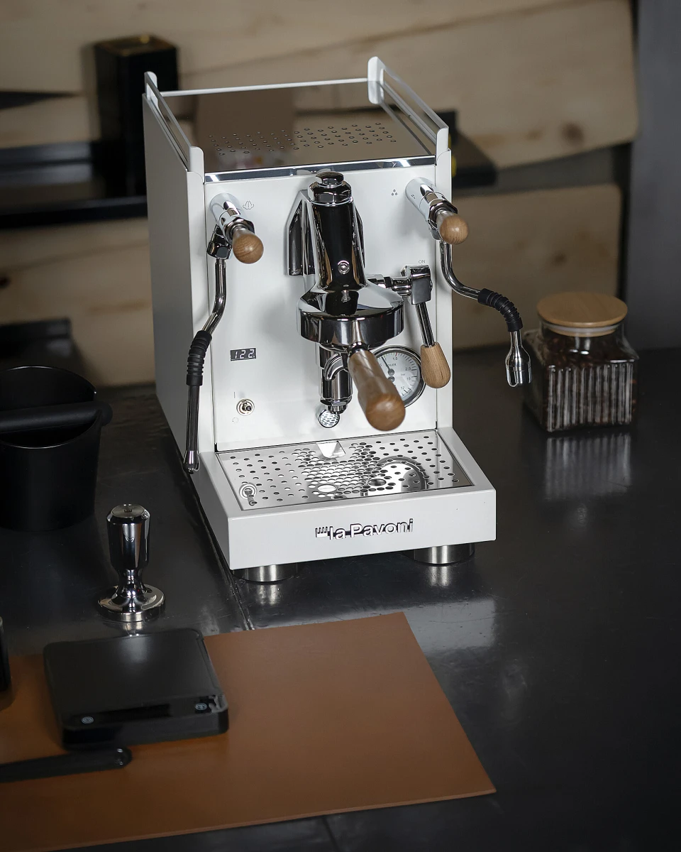 polprofesjonalny-ekspres-do-kawy-la-pavoni-mini-cellini-x-bialy-kuchnia-blat.jpg