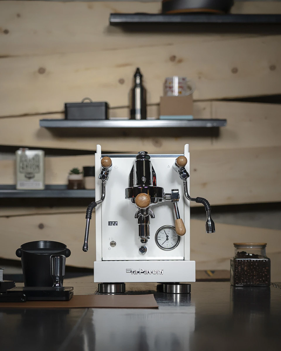 polprofesjonalny-ekspres-do-kawy-la-pavoni-mini-cellini-x-bialy-kuchnia-kawa.jpg