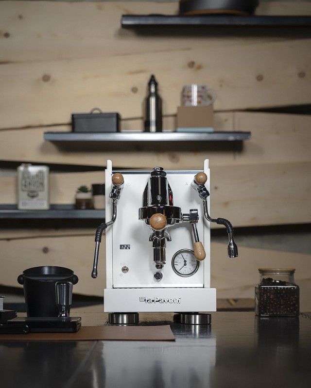 polprofesjonalny-ekspres-do-kawy-la-pavoni-mini-cellini-x-bialy-kuchnia-kawa.jpg