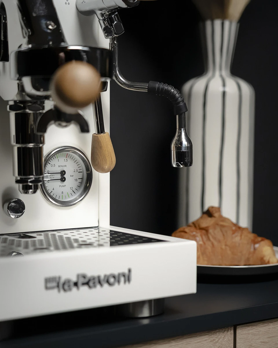 polprofesjonalny-ekspres-do-kawy-la-pavoni-mini-cellini-x-bialy-tacka-logo.jpg