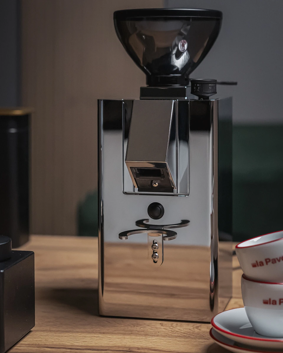 mlynek-do-kawy-la-pavoni-new-kube-mill-chrom-kuchnia.jpg