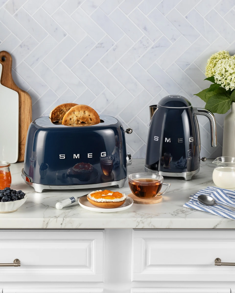czajnik-smeg-granatowy-kuchnia-blat.jpg