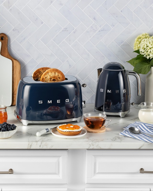 czajnik-smeg-granatowy-kuchnia-blat.jpg