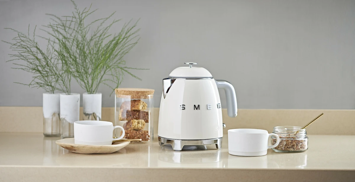 czajnik-mini-smeg-kremowy-kuchnia-blat.jpg
