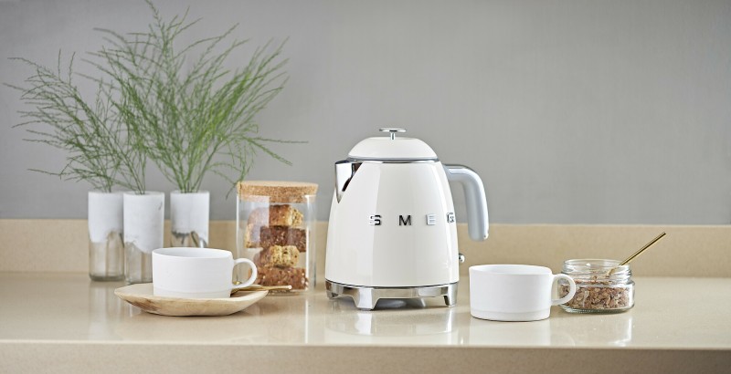 czajnik-mini-smeg-kremowy-kuchnia-blat.jpg