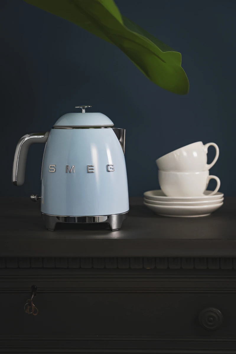 czajnik-mini-smeg-niebieski-kuchnia-blat.jpg