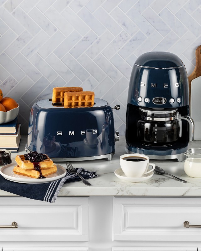 toster-smeg-niebieski-mat-kuchnia.jpg
