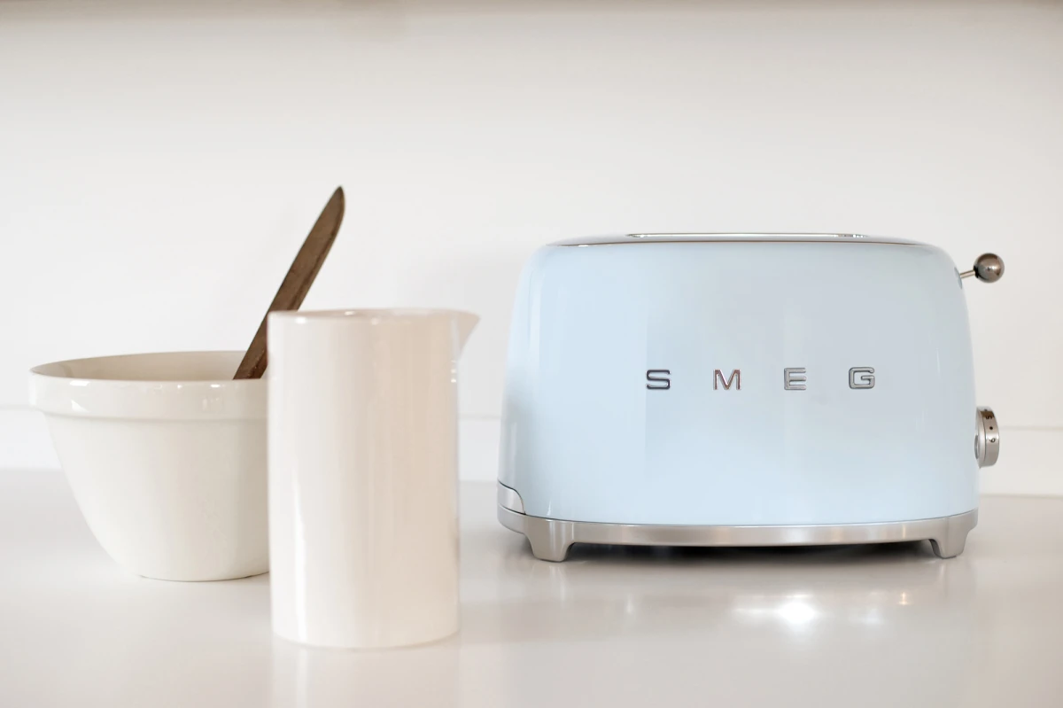 toster-smeg-niebieski-kuchnia-blat.jpg